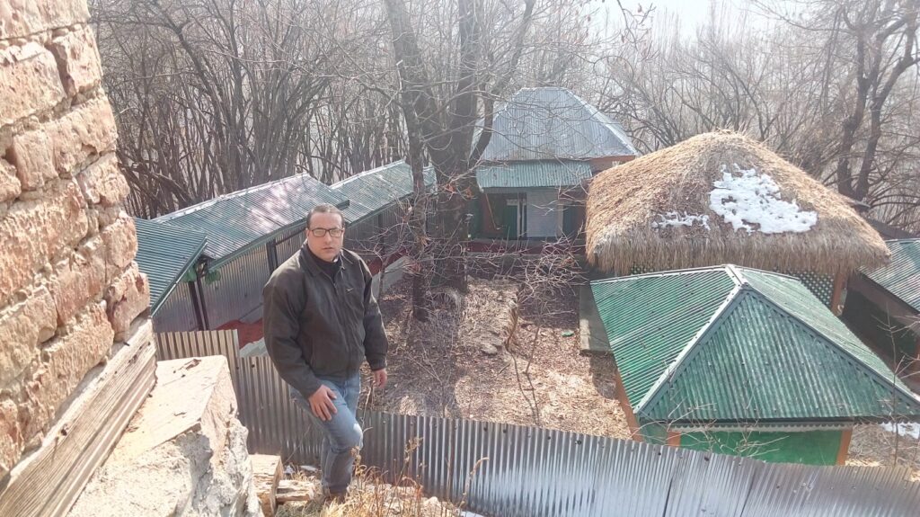 In the background of this picture is the tomb of Bibi Aarifa and her disciples, and the base of the big tree is claimed to be the grave of Prophet Moses.